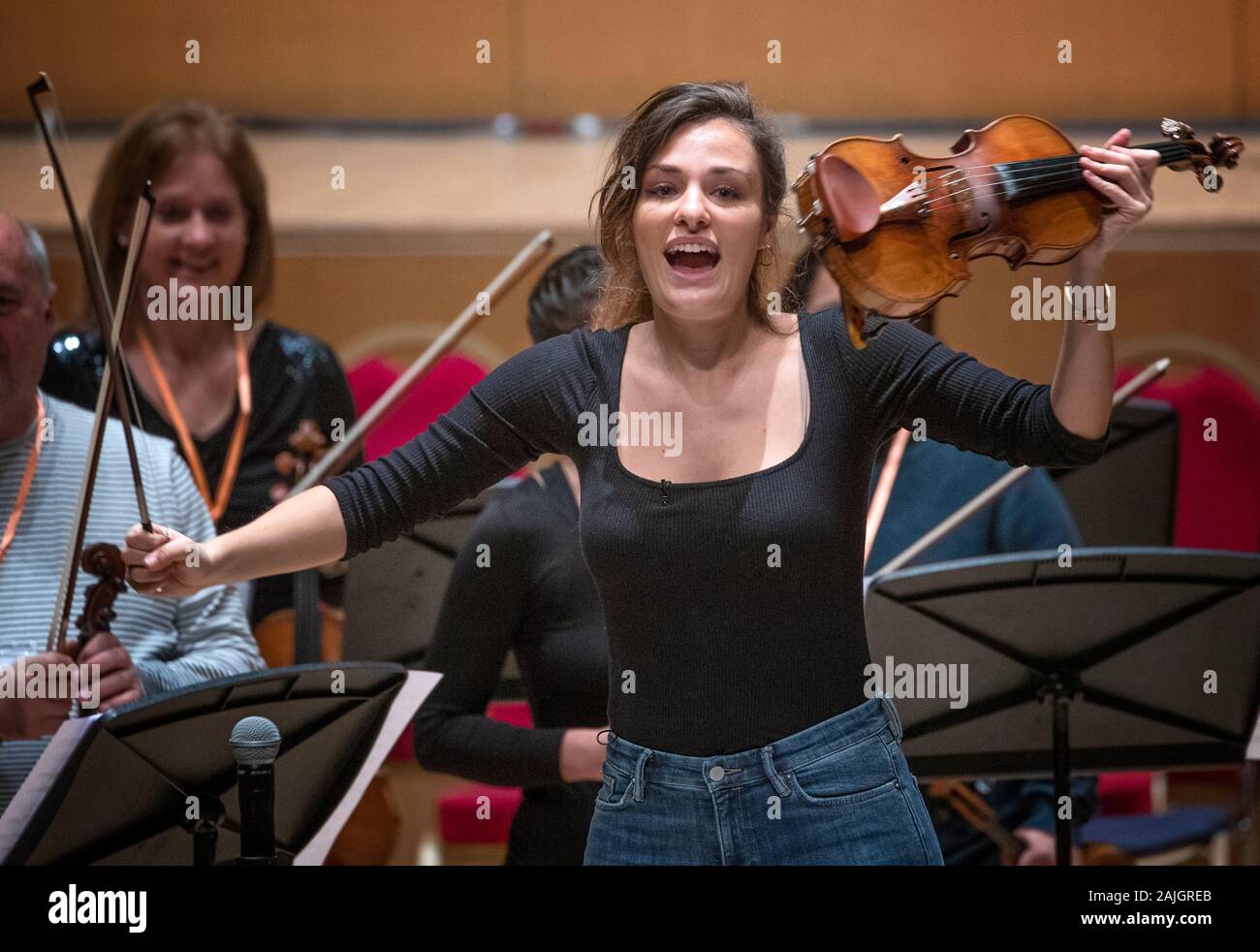 Die geigerin Nicola Benedetti führt mit der benedetti Stiftung Tutoren und Botschafter für 350 junge Musiker am ersten Benedetti Sitzungen an der Royal Concert Hall, Glasgow. Stockfoto