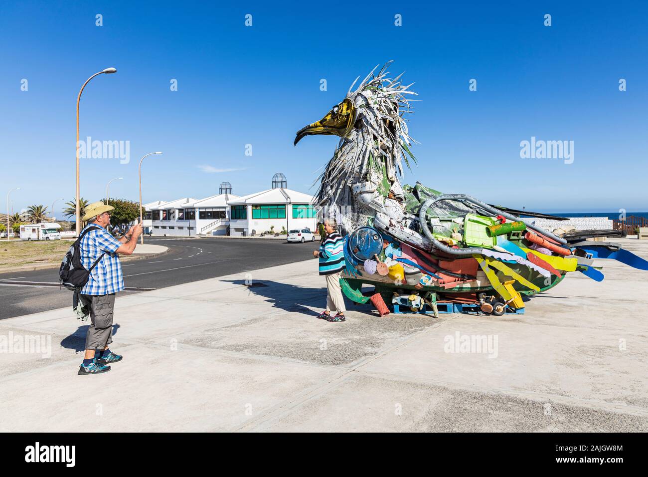 Riesige Schmutzgeier vogel Skulptur aus Papierkorb aus dem Meer gesammelt von artist Bordalo II, ein Umweltbewusstsein artist mit verworfen, wa Stockfoto