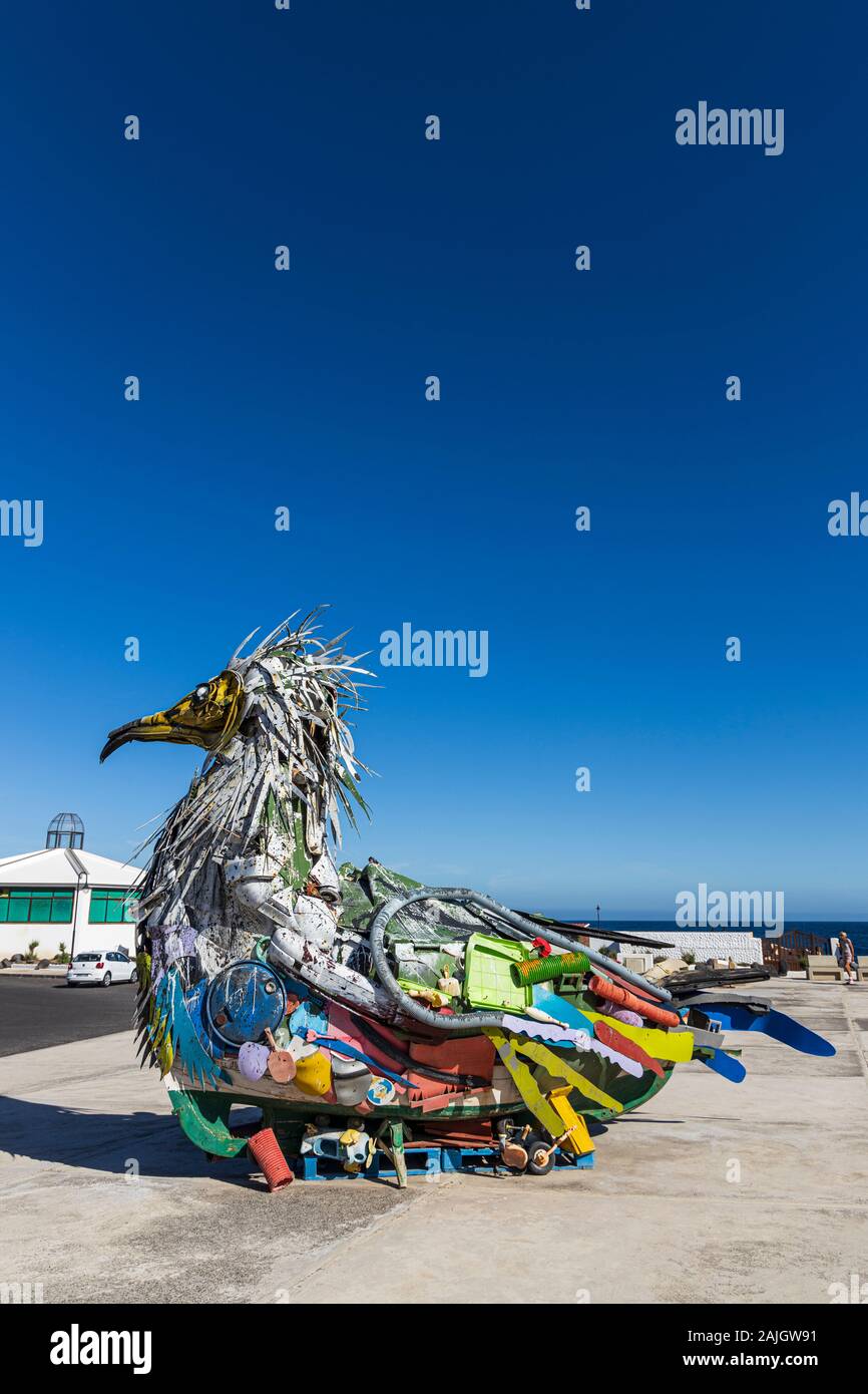 Riesige Schmutzgeier vogel Skulptur aus Papierkorb aus dem Meer gesammelt von artist Bordalo II, ein Umweltbewusstsein artist mit verworfen, wa Stockfoto
