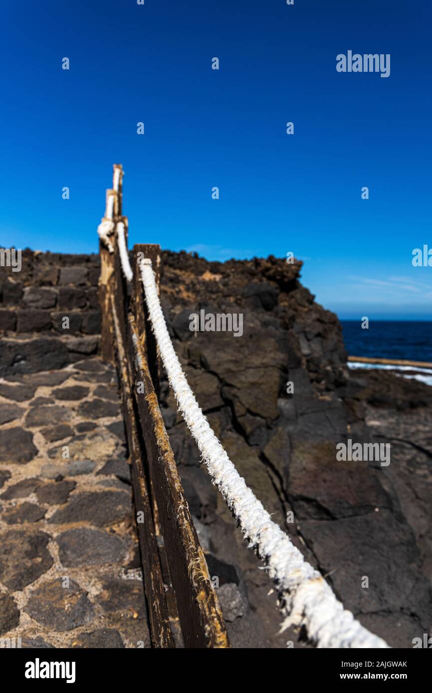 Verwitterte Seil Handlauf Stufen über vulkangestein an der Playa de Sibora, Los Silos, Teneriffa, Kanarische Inseln, Spanien Stockfoto