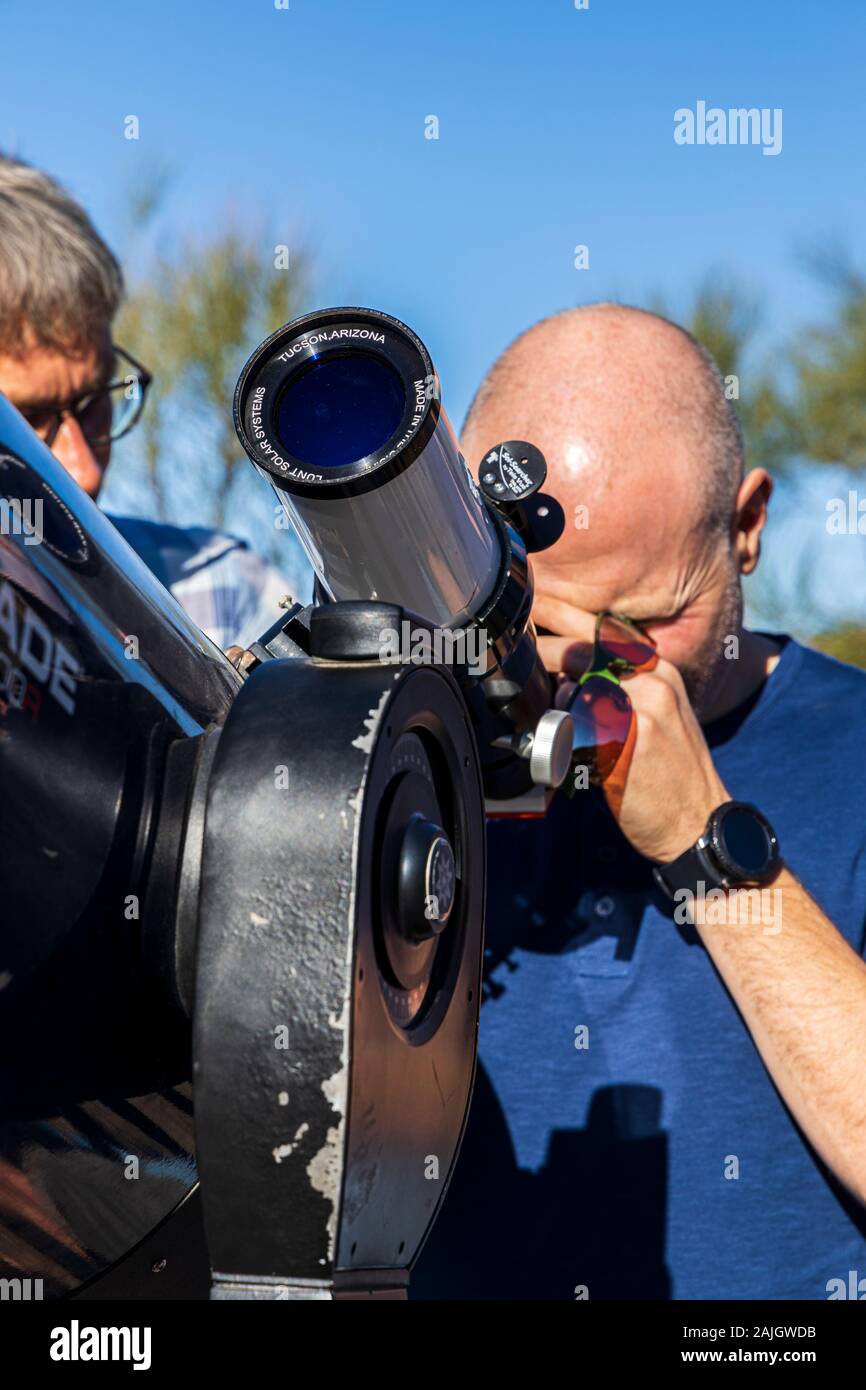 Die Beobachtung der Sonne durch ein Sol searcher Sonnenteleskop neben einem 12 Zoll Meade LX200R, in Masca, Teneriffa, Kanarische Inseln, Spanien Stockfoto