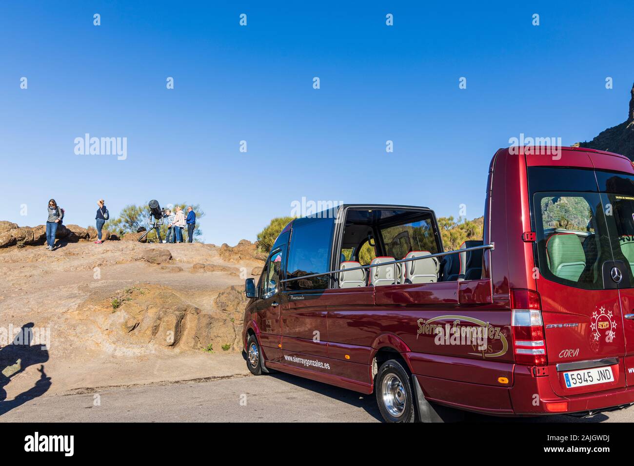 Convertible Mini Bus, Bus, Mercedes Sprinter mit Faltdach in einem Layby auf der Masca Straße und solar Beobachtungen in der Umgebung passiert mit Tele geparkt Stockfoto