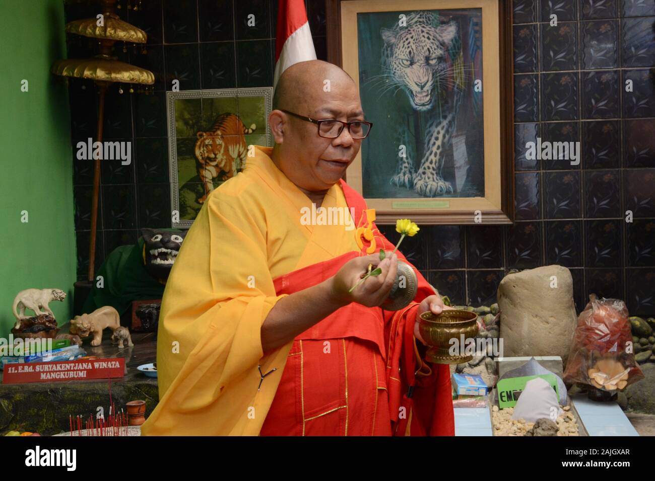 Ein buddhistischer Priester segnet einen Tempel vor der chinesischen Neujahrsfeier. Stockfoto