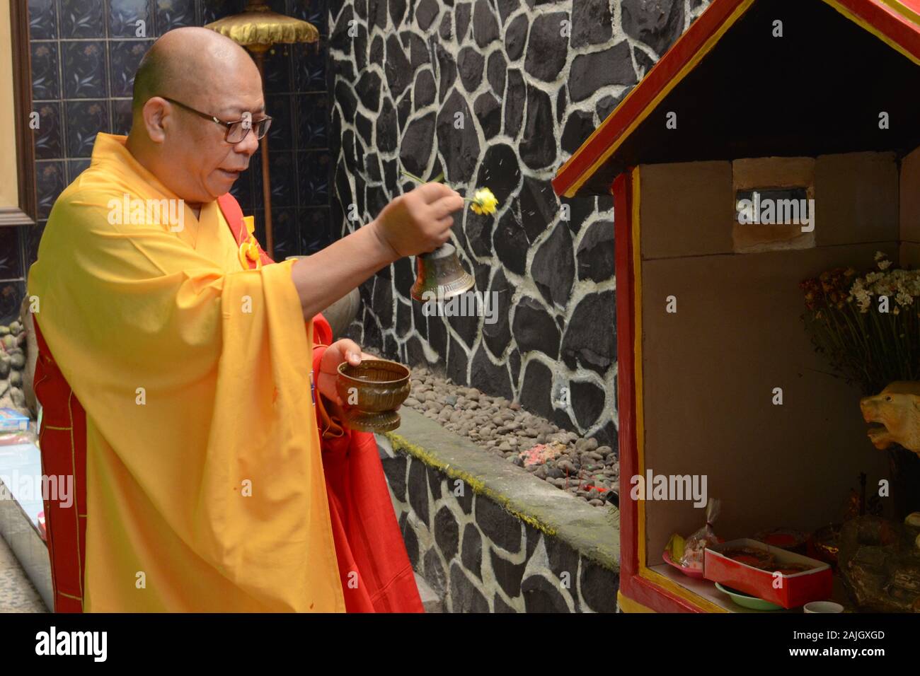 Ein buddhistischer Priester segnet einen Tempel vor der chinesischen Neujahrsfeier. Stockfoto