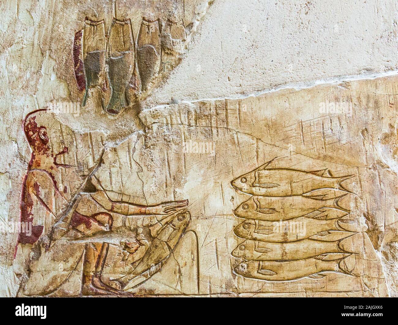 UNESCO Welterbe, Theben in Ägypten, Assassif (Teil des Tals der Adligen), Grab von pabasa. Szene aus dem täglichen Leben: Skalierung und Ausnehmen Fische. Stockfoto