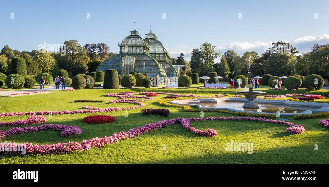 Österreich, Wien - September 3, 2019: Botanischer Garten Palmenhaus Schönbrunn ist ein großes Gewächshaus im Garten Schönbrunn in Wien, Austr entfernt Stockfoto