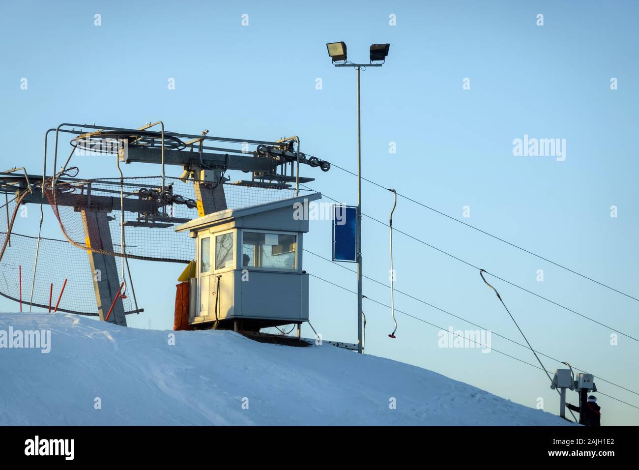 Standseilbahn der Kabine oben auf dem Berg in Ski Resort. Kabel ziehen Skifahrer und Snowboarder auf den Berg Stockfoto