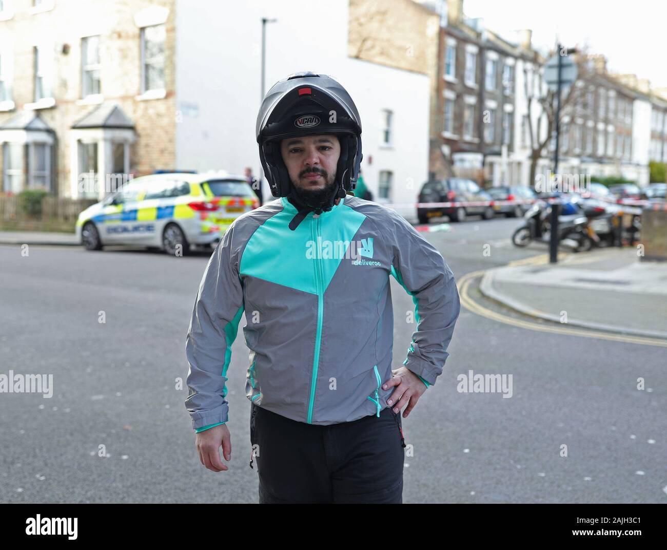 Deliveroo rider Zakaria Gherabi, im Alter von 37, die an der Szene von charteris Straße nahe der Kreuzung mit der Lennox Straße in Finsbury Park, nachdem ein Mann wurde zum Tod im Norden von London am Freitag Abend erstochen. Stockfoto