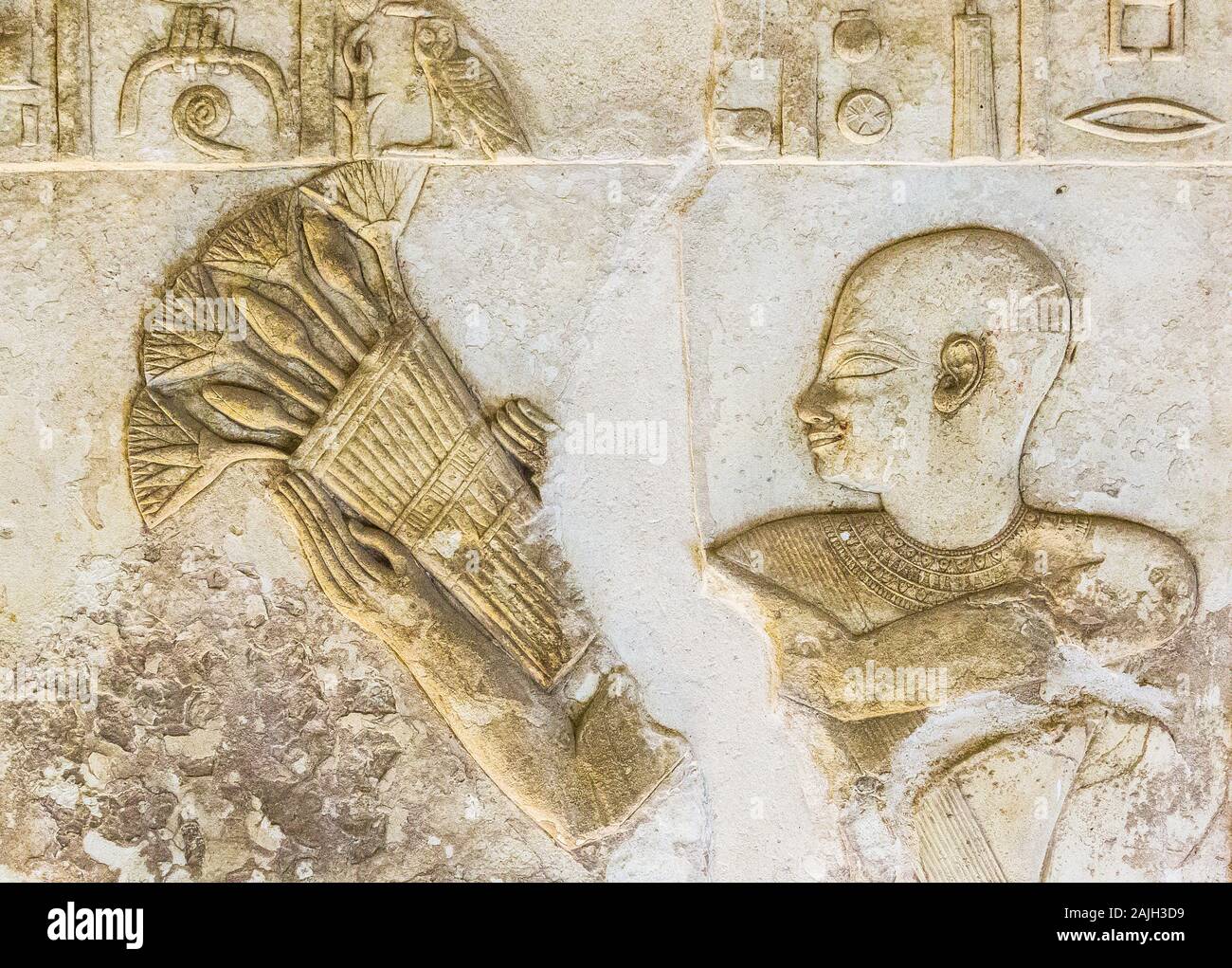 UNESCO Welterbe, Theben in Ägypten, Assassif (Teil des Tals der Adligen), Grab von pabasa. Mann hält ein Blumenstrauß. Stockfoto