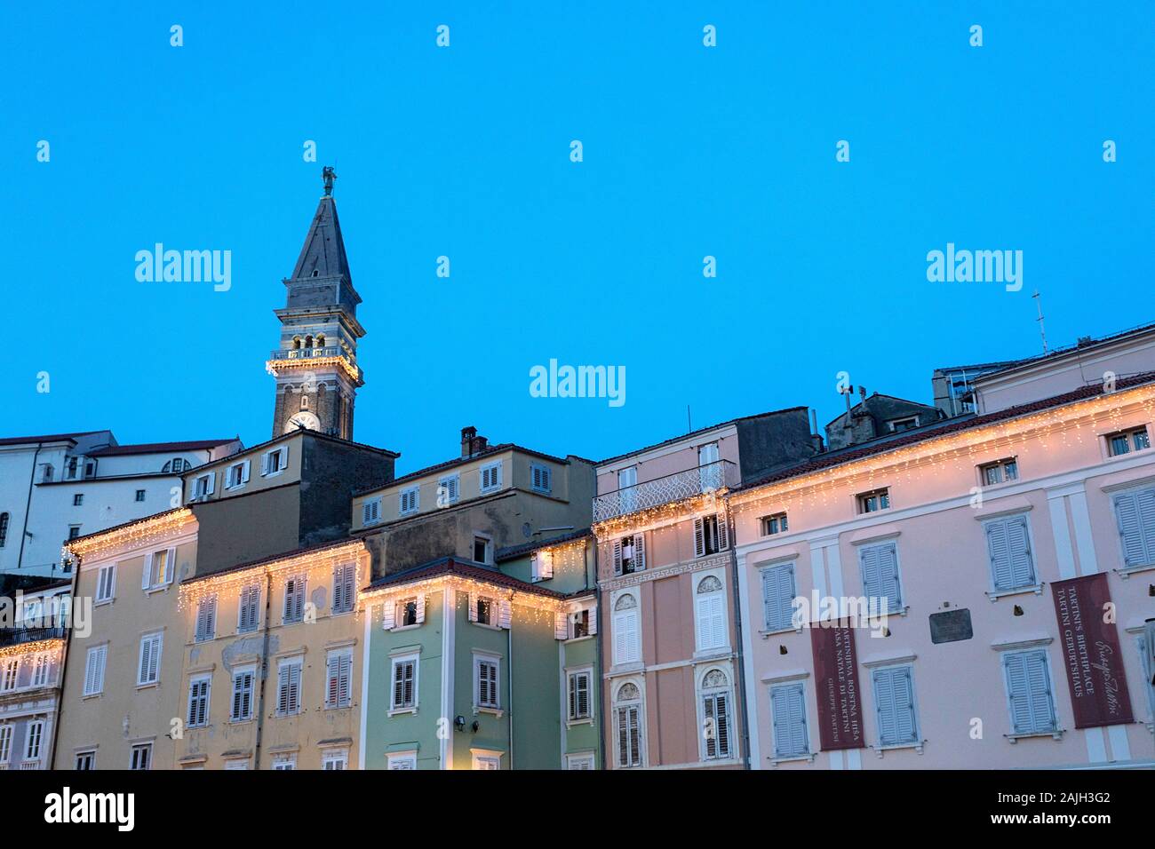 Altstadt von Piran, Slowenien, für Weihnachten in der Dämmerung eingerichtet Stockfoto