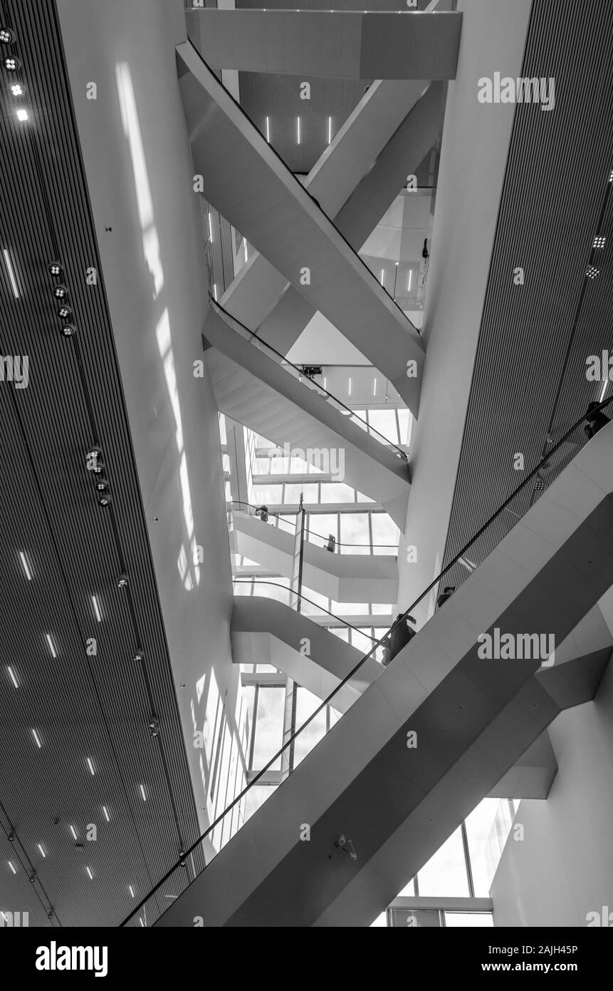 GRONINGEN, Niederlande - 1. Dezember 2019: In einem neuen Gebäude namens "Groninger Forum' im Zentrum von Groningen. Menge Rolltreppen. Stockfoto