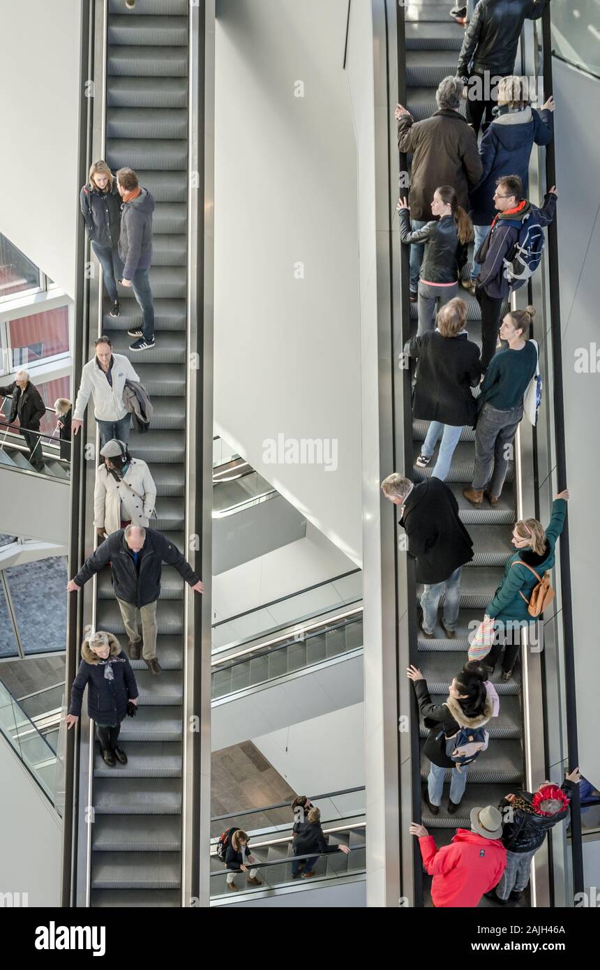 GRONINGEN, Niederlande - 1 Dezember, 2019: S Geschäft Leute, Geschäftsleute, Frauen, Männer, Rolltreppe. Stockfoto