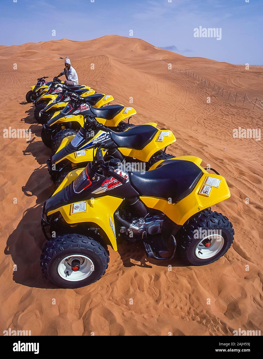 Dubai. Ein Quad-Bike-Anbieter wartet auf die Ankunft der Touristen auf Nervenkitzel und Verschüttungen über die schöne Wüstenlandschaft von natürlichen, winddurchgebrannten Sanddünen in der Nähe des Dorfes Al Dhaid am Straßenrand zwischen der Stadt Dubai und der ländlichen Festung Oasis Hatta Stockfoto