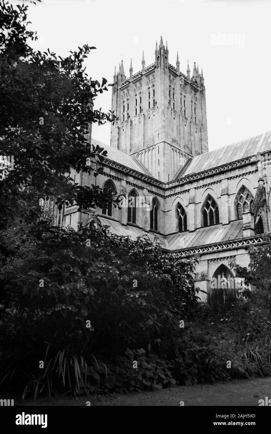 Turm der Kathedrale Kirche St. Andreas, Wells, Somerset, UK. Alte schwarz-weiß Film Fotografie, ca. 1990 Stockfoto