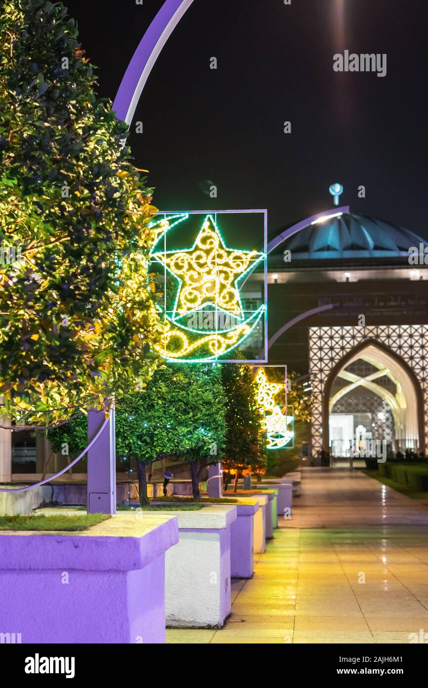 Islamische Mond und Stern. Abstract Lichteffekte der Dekoration in der Stadt während des Ramadan. Stockfoto