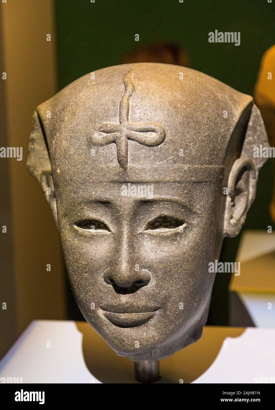 Foto während des Eröffnungsbesuchs der Ausstellung "Osiris, Ägyptens Versunkene Mysterien". Königlicher Kopf mit einem Uraeus. Stockfoto