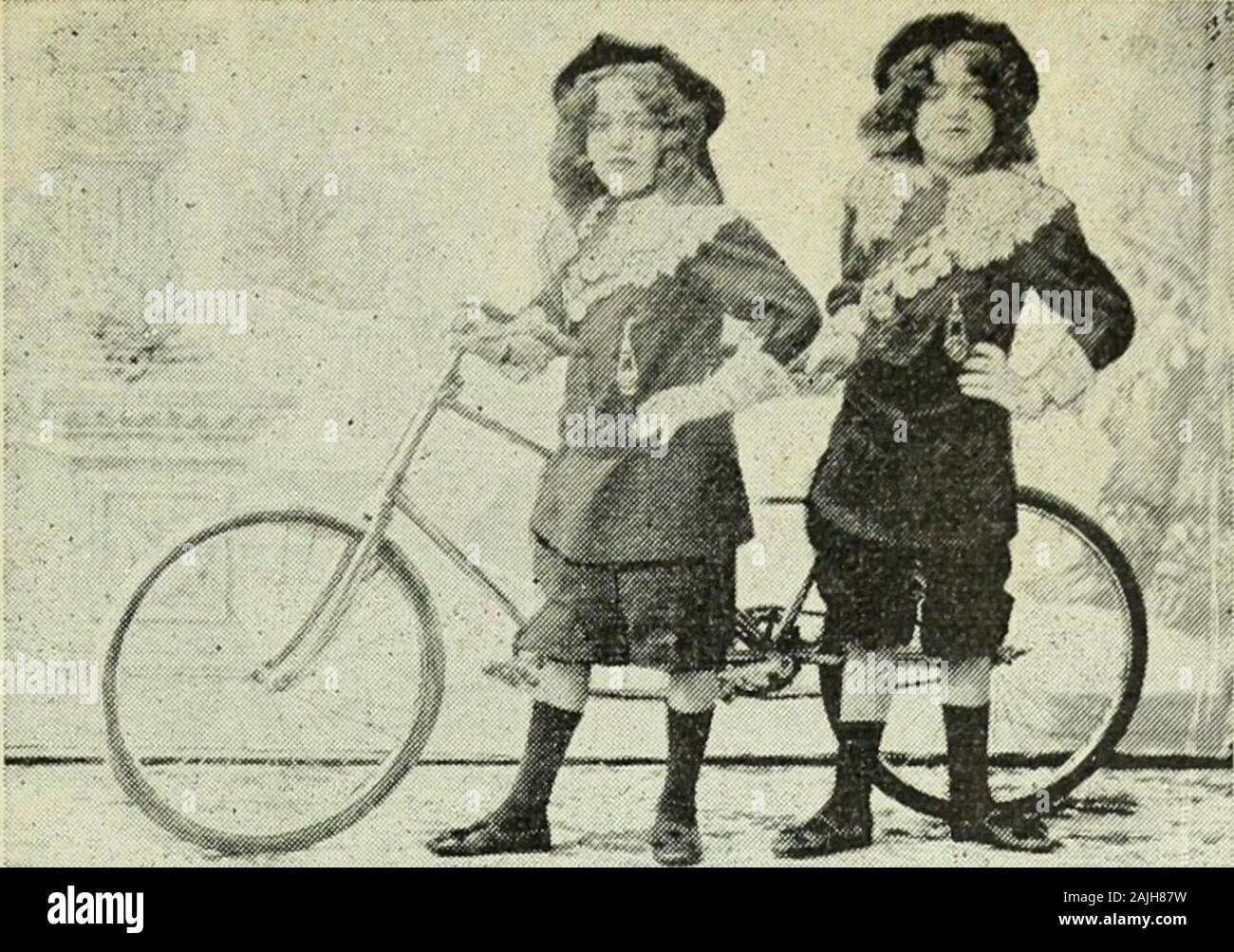 La Mujer. UEN CONSEJO - Tengo á mi padre Arzt, - Dijo A Vicente. Ventura; - Mi hermano Mayor es Cura, Y Yo soy enterrador. Cuando alguno enferma aquí. Le ve mi Padre temprano, seguida va mi Hermano, Después me llaman á mi. Quien quiera ahorrarse dinero Y enfermo se llegue á ver.Lo mejor que puede hacerEs llamarme á mí Primero. Manuel del Palacio. LA MUJER. Album de las Familias TEATRO SAN MARTIN. - COMPAÑÍA DE FRANK BRAUN I ia. s Li. orma. nELS Oolifc> ich? n dos Kultur Kunstgeschichte Künstler en Dos niñas preciosísimas^ niniatura, Dos delpteatro Joyas de San Martin, sonfias pequeñas Colibríes^ que Como ciclistas Casi1^podr Stockfoto