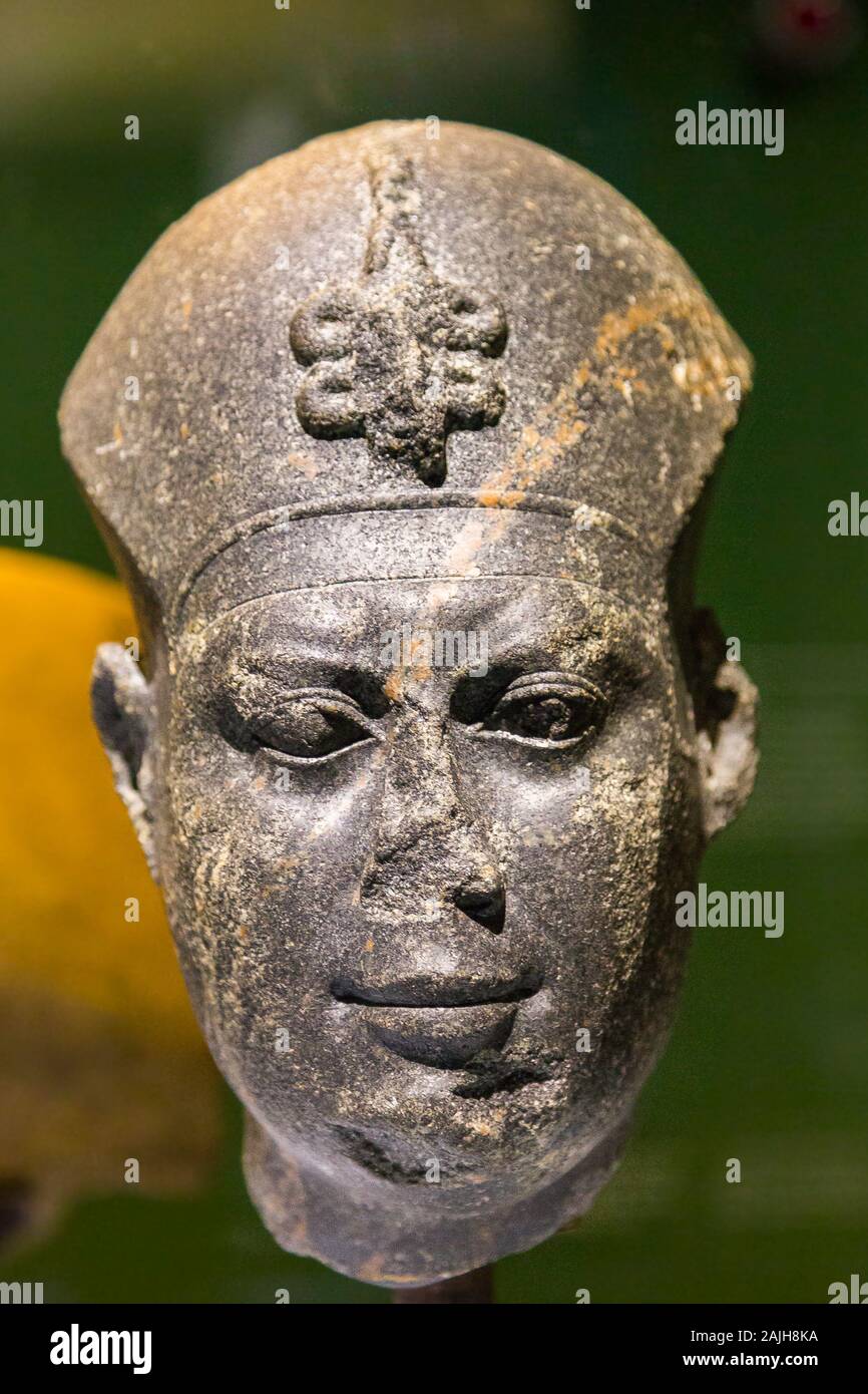 Foto beim Eröffnungsbesuch der Ausstellung "Osiris, Ägyptens Versunkene Mysterien". Königlicher Kopf trägt die Krone des Khepresch mit einem Uraeus. Stockfoto