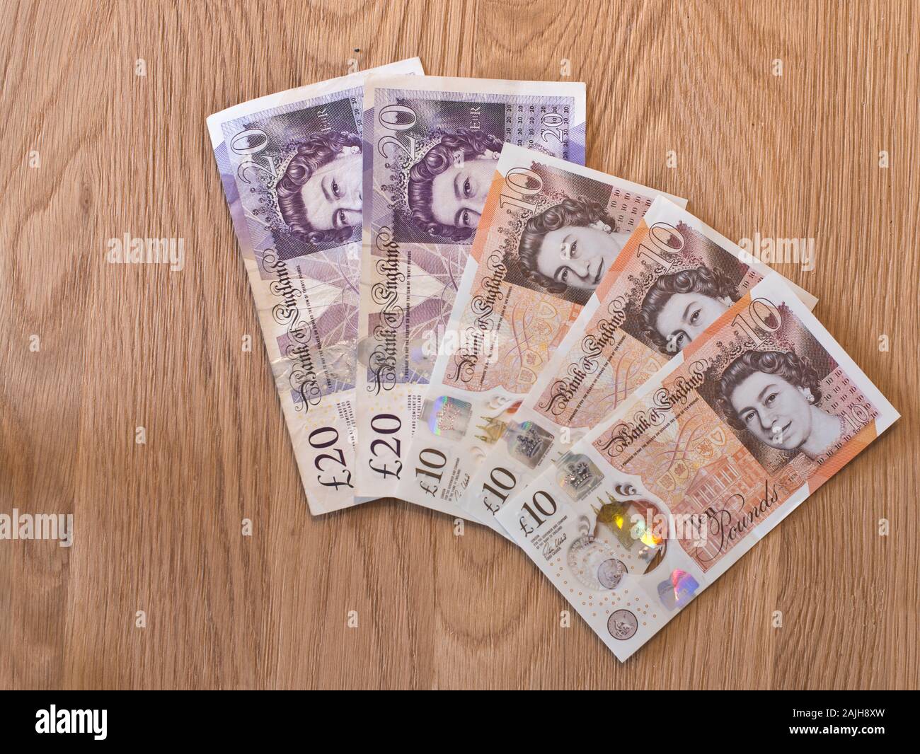 Britische zehn- und zwanzig-Pfund-Banknoten auf hölzernem Hintergrund Stockfoto