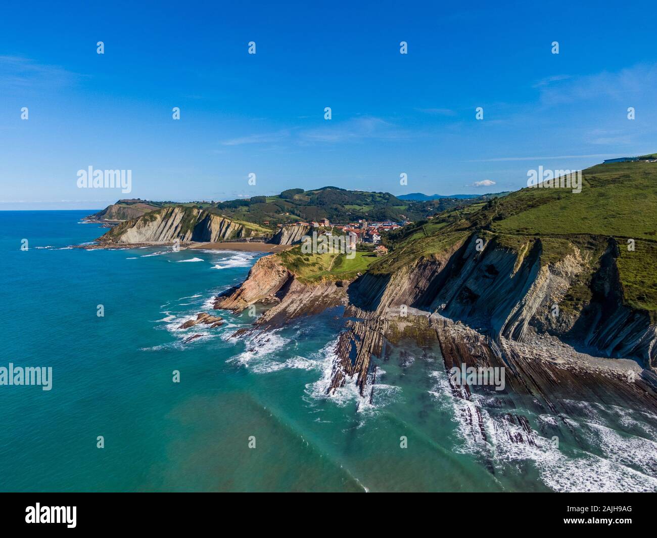 Luftaufnahme von Felsformationen auf Zumaia oder itzurun Strand in Spanien Stockfoto