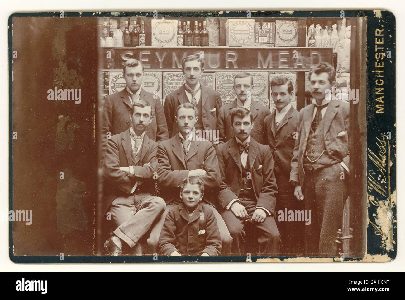 Original-Schrankkartenfoto von viktorianischen Einzelhändlern, Einzelhandelsmitarbeitern und Managern des Lebensmittelunternehmens Seymour Mead, Manchester, England, Großbritannien um 1900 Stockfoto