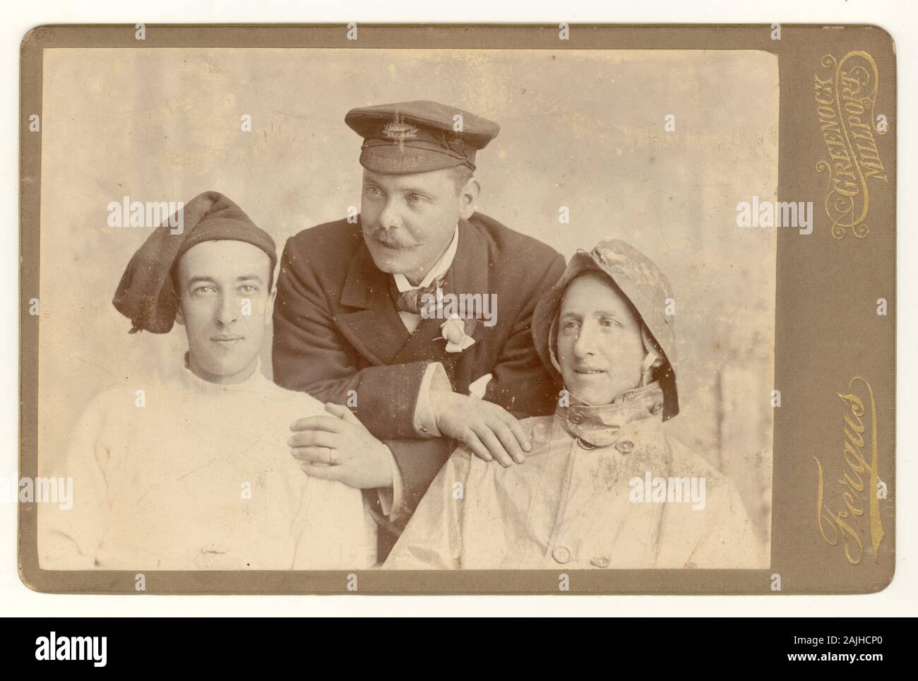 Ungewöhnliche viktorianische Kabinettkarte der Gruppe von 3 jungen schottischen Männern in Fischer / nautischen Outfits möglicherweise Schauspieler tragen Kostüme für ein Spiel, um 1890, Greenock oder Millport, Renfrewshire in Schottland, Großbritannien Stockfoto