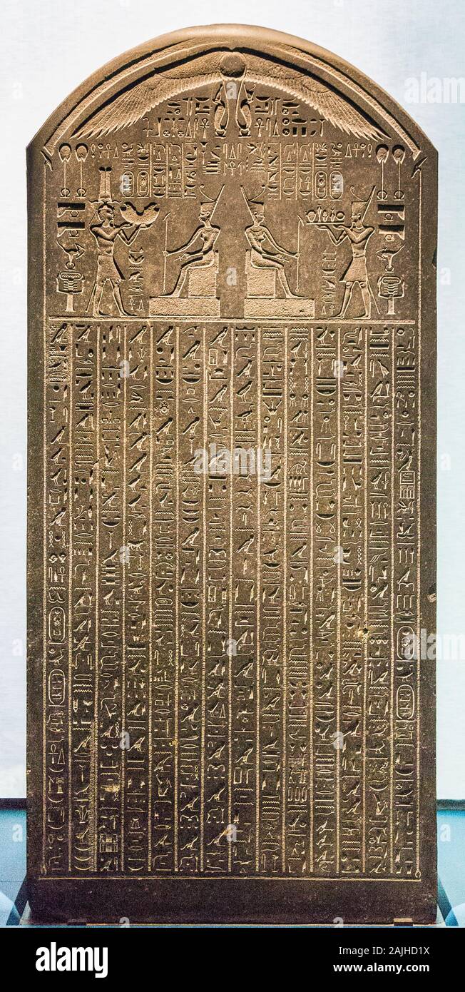 Eröffnungsbesuch der Ausstellung "Osiris, Ägyptens Versunkene Mysterien". Stela von Thônis-Heraklion, von Nektanebo I., eine Kopie der 'Naucratis stela'. Stockfoto