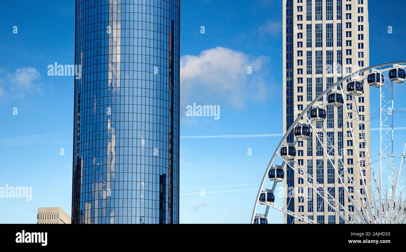 Hotel Towers mit dem 'Sky' Riesenrad im Olympischen Centennial Park Stockfoto