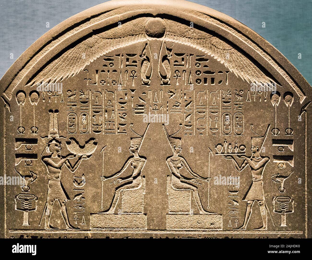 Eröffnungsbesuch der Ausstellung "Osiris, Ägyptens Versunkene Mysterien". Stela von Thônis-Heraklion, von Nektanebo I., eine Kopie der 'Naucratis stela'. Stockfoto