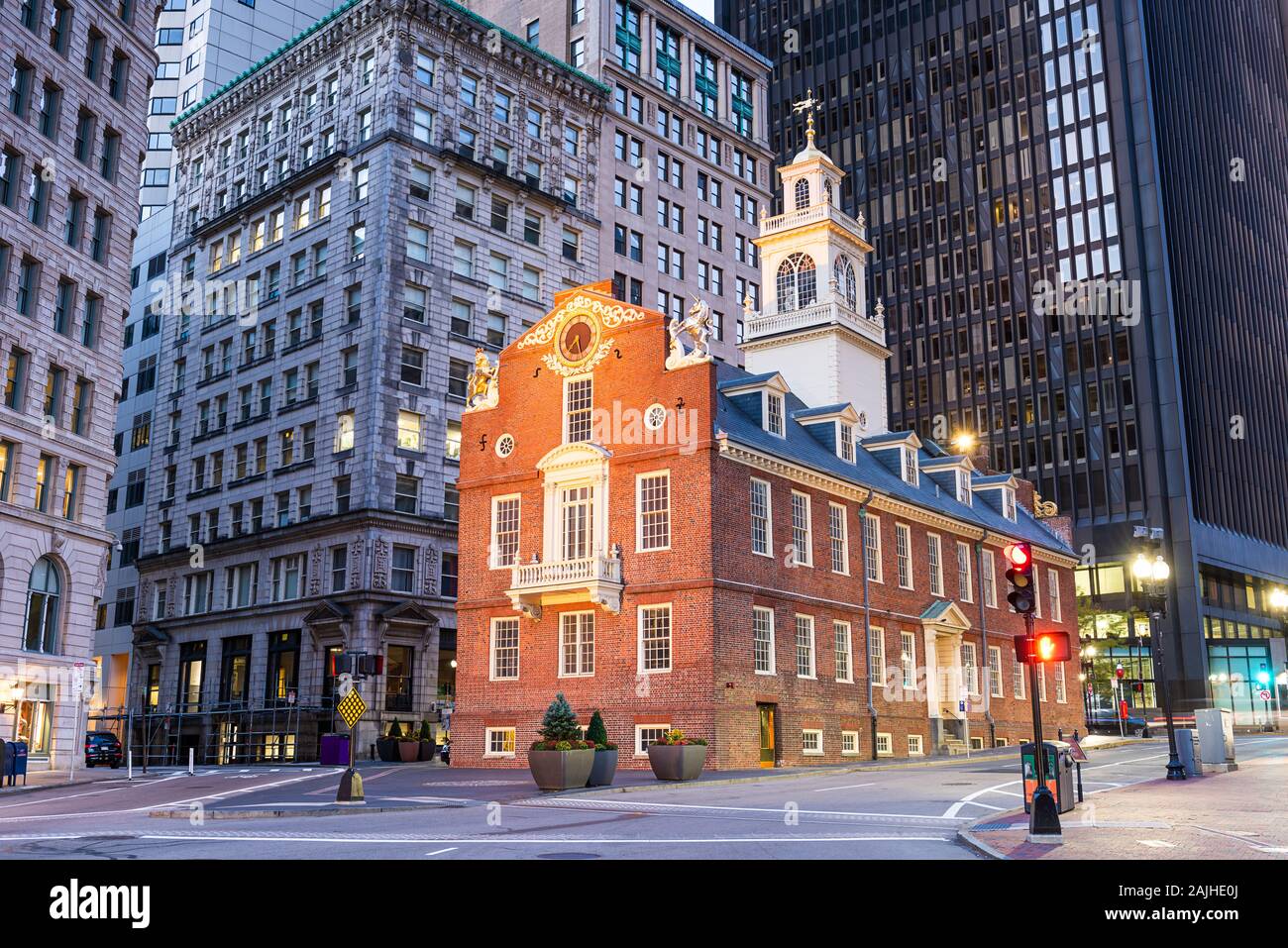 Boston, Massachusetts, USA Old State House und das Stadtbild in der Morgendämmerung. Stockfoto