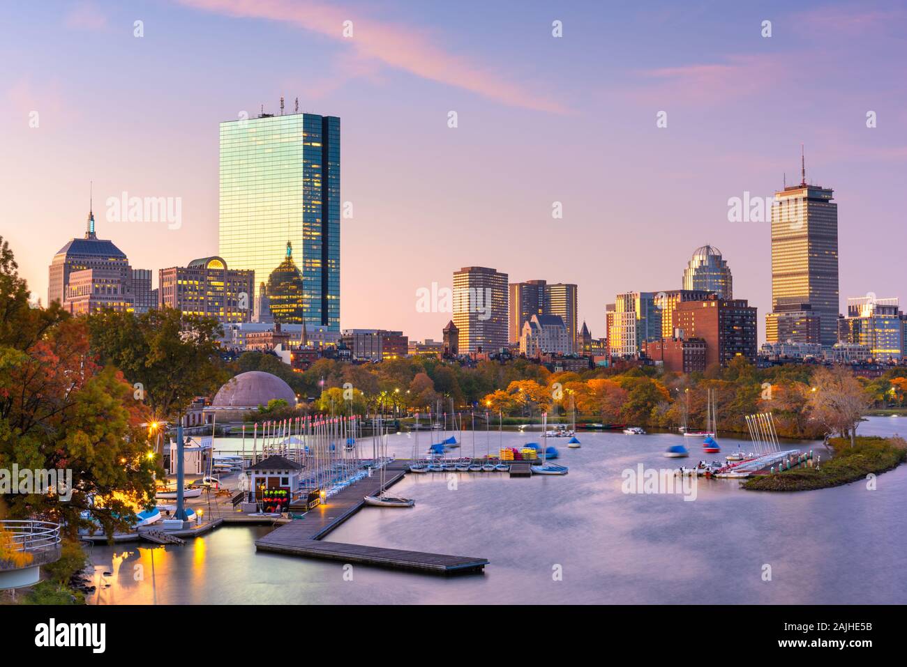 Boston, Massachusetts, USA Skyline am Charles River in der Morgendämmerung. Stockfoto