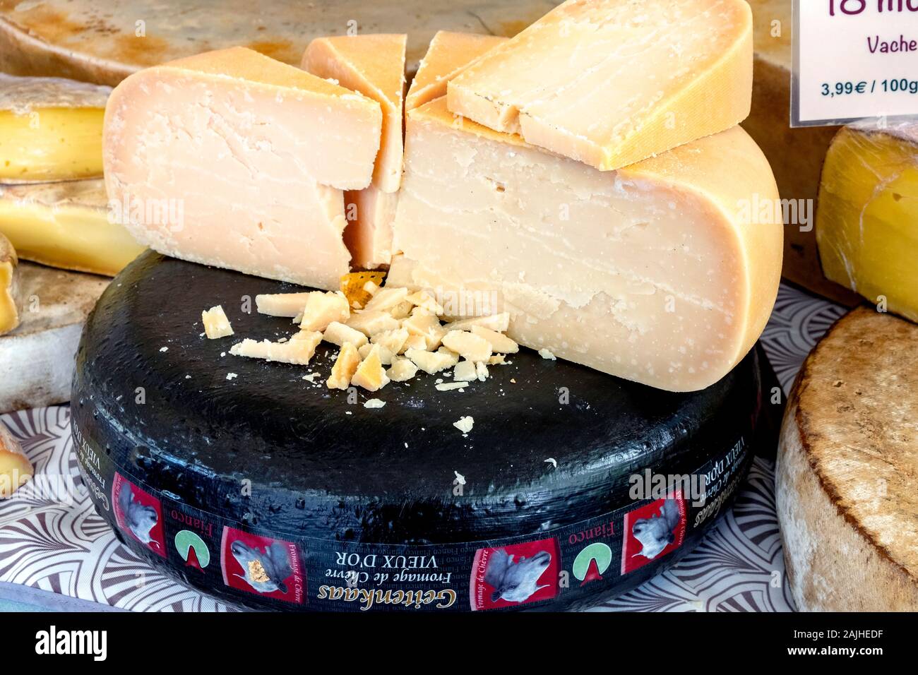Käse mit kostenlosen Proben für Verkauf an den Arles Markt, Boulevard des Lices, Arles, Provence, Frankreich, Europa Stockfoto