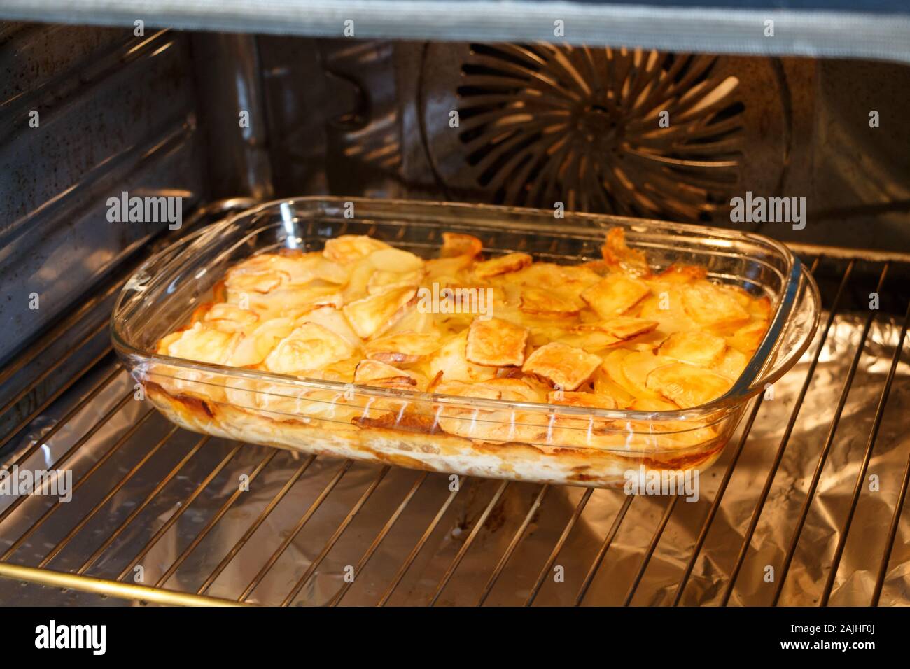 Tartiflette mit Reblochon Käse Kochen im Ofen Stockfoto