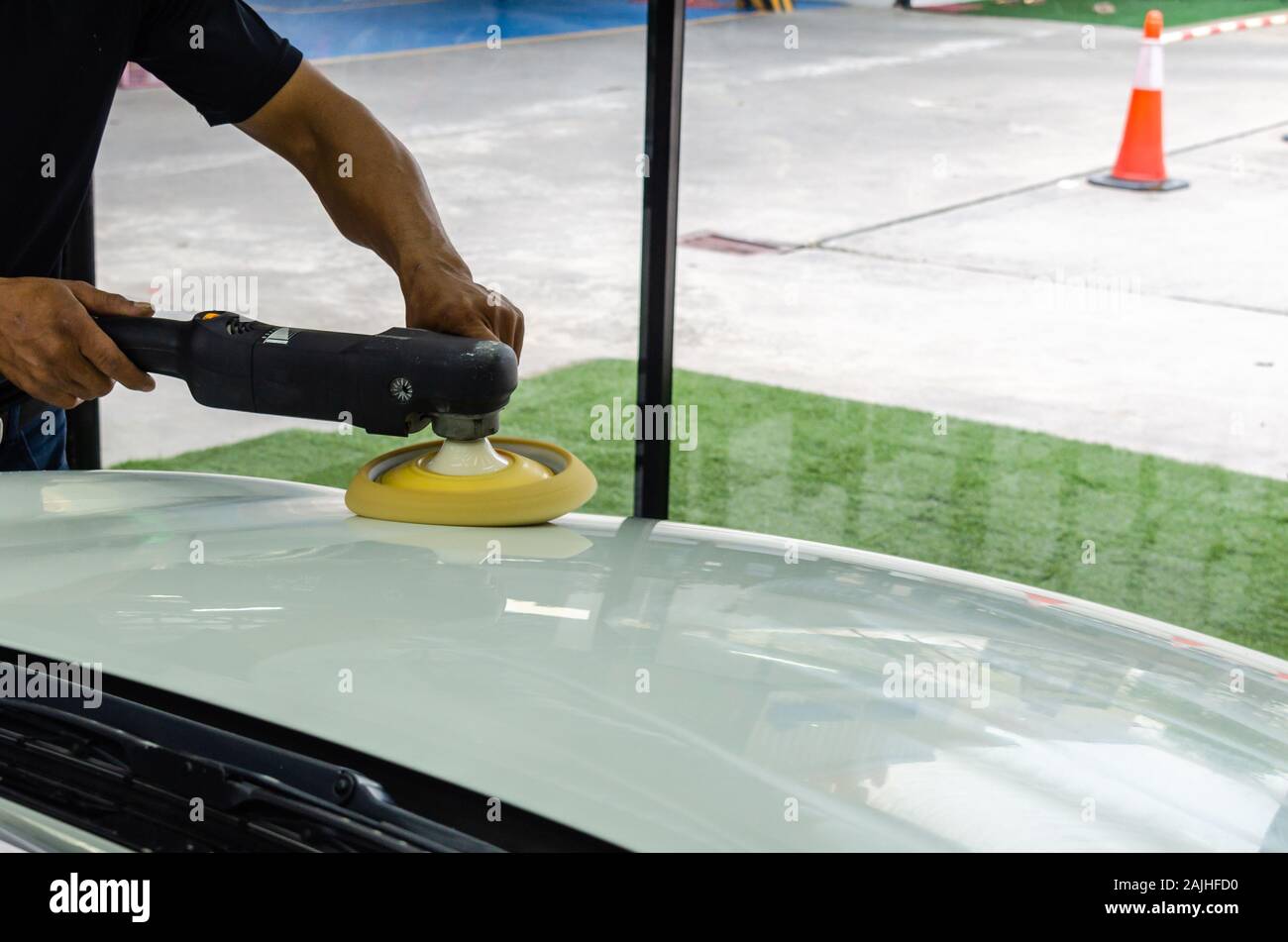 Man Hände halten die Arbeit Werkzeug polnischen das Auto. Polieren und polieren Auto. Von Autoteilen. Stockfoto