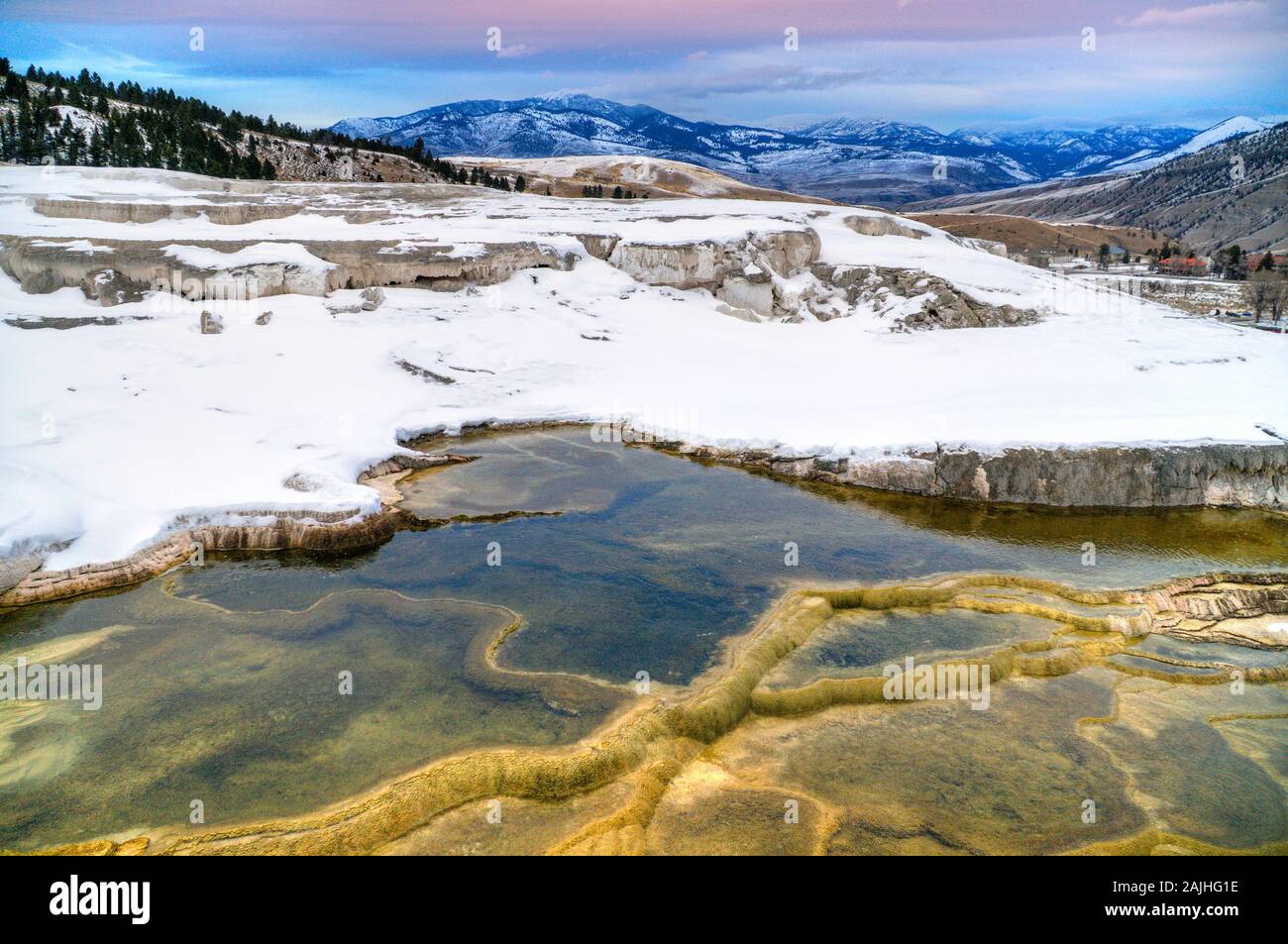 Blick auf den Kanarischen Federn und Terrassen von Mammoth Hot Springs area im Winter, Yellowstone National Park, USA. Stockfoto