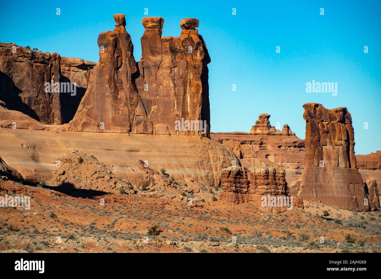 Die drei Klatschbasen, berühmten Orangen Felsformation in der Nähe des Arches National Park, Utah, USA. Stockfoto