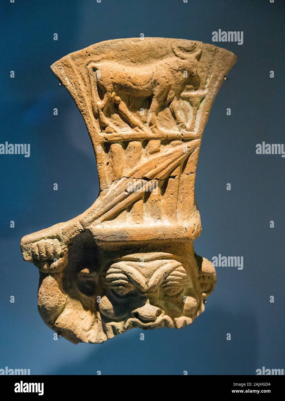 Foto während des Eröffnungsbesuchs der Ausstellung "Osiris, Ägyptens Versunkene Mysterien". Statuette des gottes Bes. Stockfoto