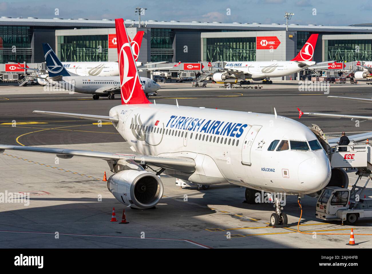 ISTANBUL - Jan 03: Flugzeuge mit Turkish Airlines Logo am neuen Flughafen Istanbul Havalimanı am 03 Januar. 2010 in der Türkei. Stockfoto