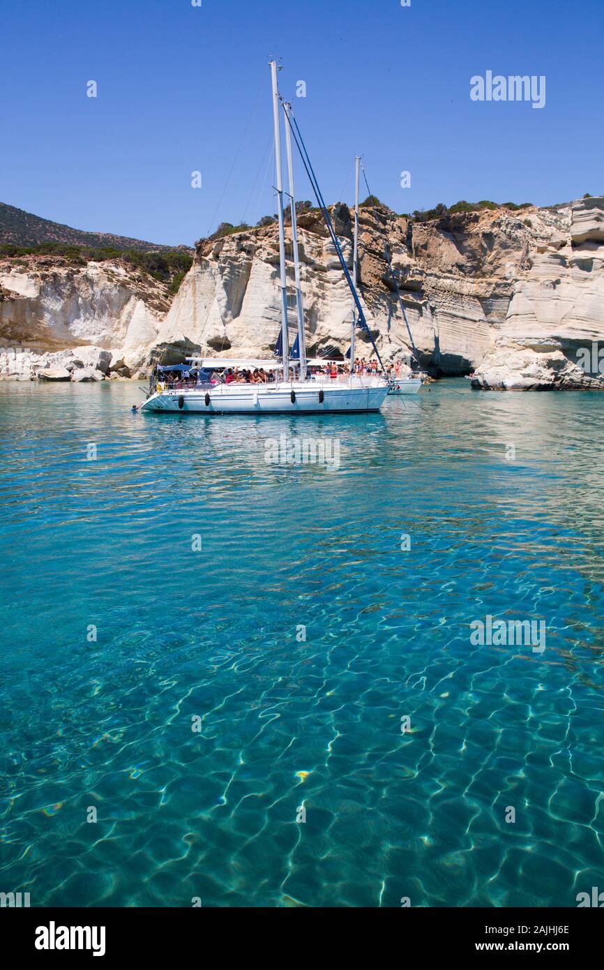 Tour Boote, Kleftiko Bucht, Insel Milos, Kykladen, Griechenland Stockfoto