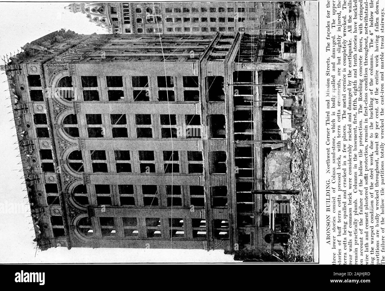 Die San Francisco Erdbeben und Feuer; eine kurze Geschichte der Katastrophe; eine Darstellung der Fakten und die daraus resultierenden Phänomene, mit besonderem Bezug auf die Effizienz der Baustoffe, Lehren aus der Katastrophe. ) Roticted mit 3 Hohlziegel Bausteine ex-Cept zwei im Keller, die konkreten Schutz. Thesoffits der Träger und Träger sind mit gecrimpten wirelath Zement und Gips. Der Boden war aus Holz, festgelegten onsleepers und Sleeper füllen. Auswirkungen der Feuer und Erdbeben: Tlie stind - Stein der beiden fionts ist schlecht s]) alled durch das Feuer, Andon die dritte Straße ist es Co Stockfoto