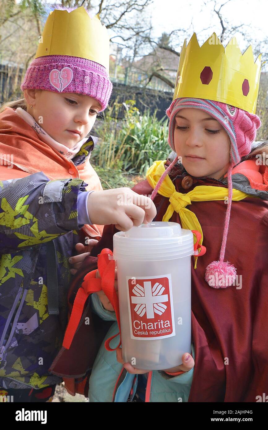 Nächstenliebe - Drei Könige, das Geld der Sammlung in Letovice organisiert, die Tschechische Republik, 4. Januar 2020. (CTK Photo/Petr Svancara) Stockfoto