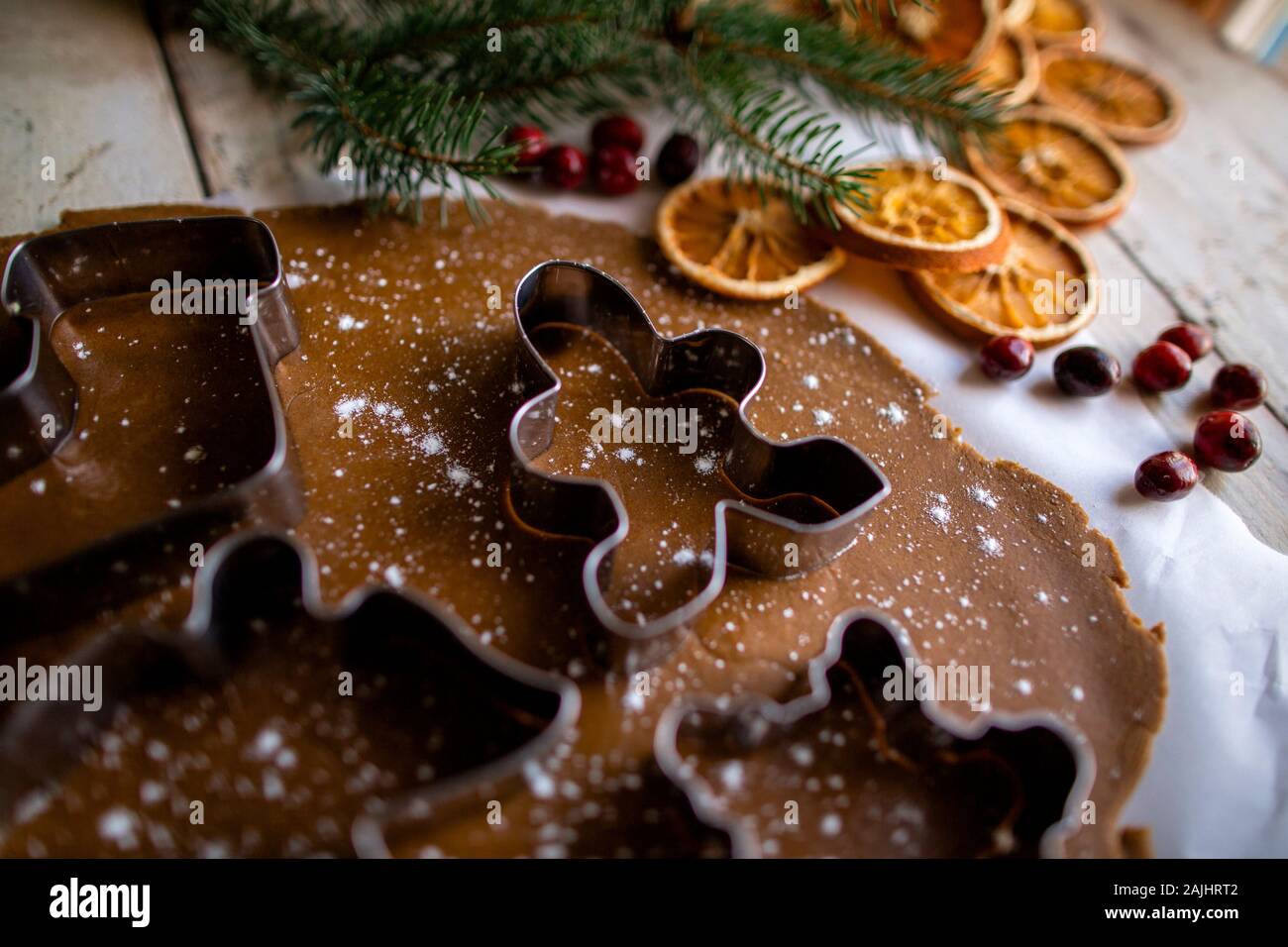 Festliche Lebkuchen hohe Seite Winkel Schuss von Ausstechform auf Teig Stockfoto
