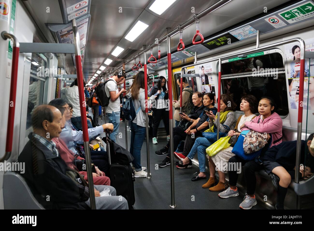 HongKong, China - November, 2019: Leute Travel Inside Metro/MTR U-Bahn in Hong Kong Stockfoto