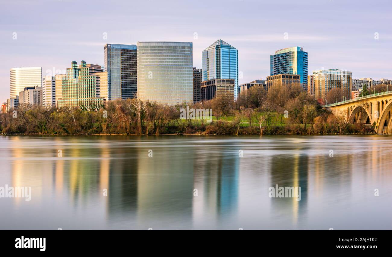 Rosslyn, Arlington, Virginia, USA Skyline auf dem Potomac River. Stockfoto