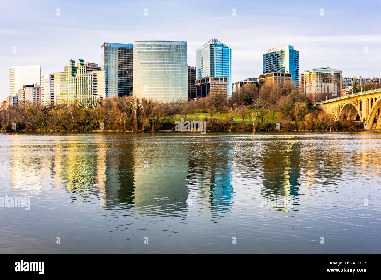 Rosslyn, Arlington, Virginia, USA Skyline auf dem Potomac River. Stockfoto