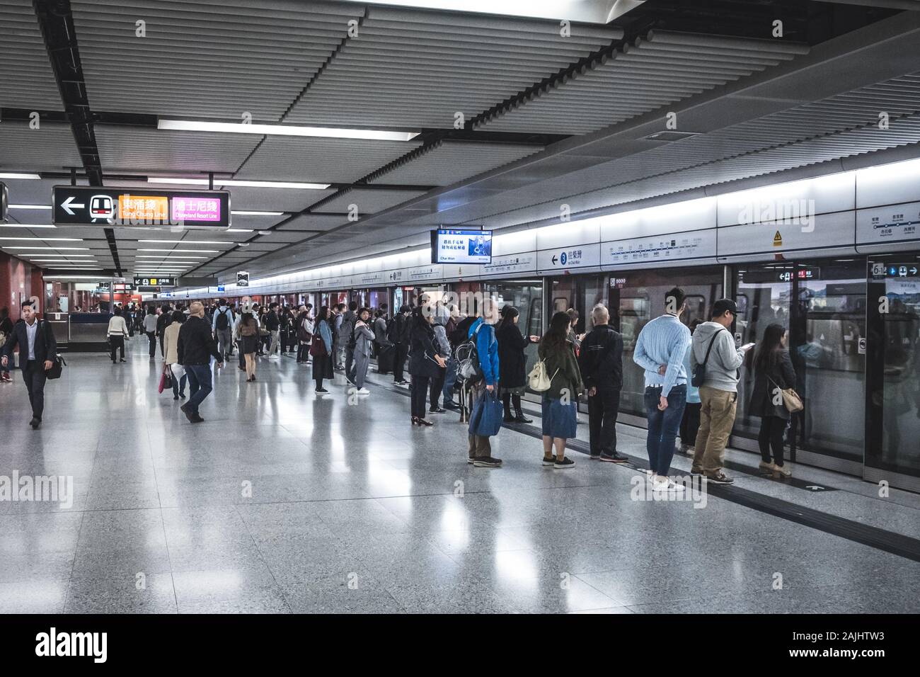 HongKong, China - November, 2019: Die Menschen warten auf Zug am MTR-Bahnhof/U-Bahnhof in HongKong Stockfoto