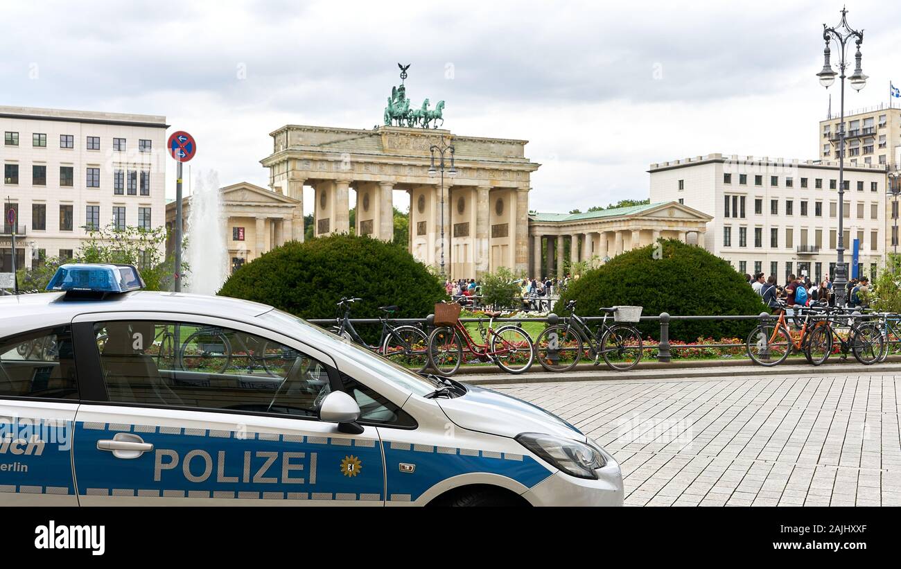 Polizeiwagen, der am Parisier Platz neben dem Brandenburger Tor in Berlin und in der Nähe der amerikanischen Botschaft stationiert ist, präsentiert eine Sicherheitspräsenz in der Gegend. Stockfoto