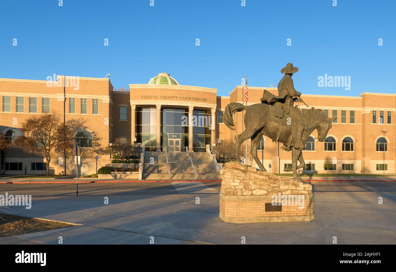 Skulptur von Patrick Floyd Jarvis Garrett vor der Chaves County Courthouse in der Main Street in Roswell, New Mexico Stockfoto