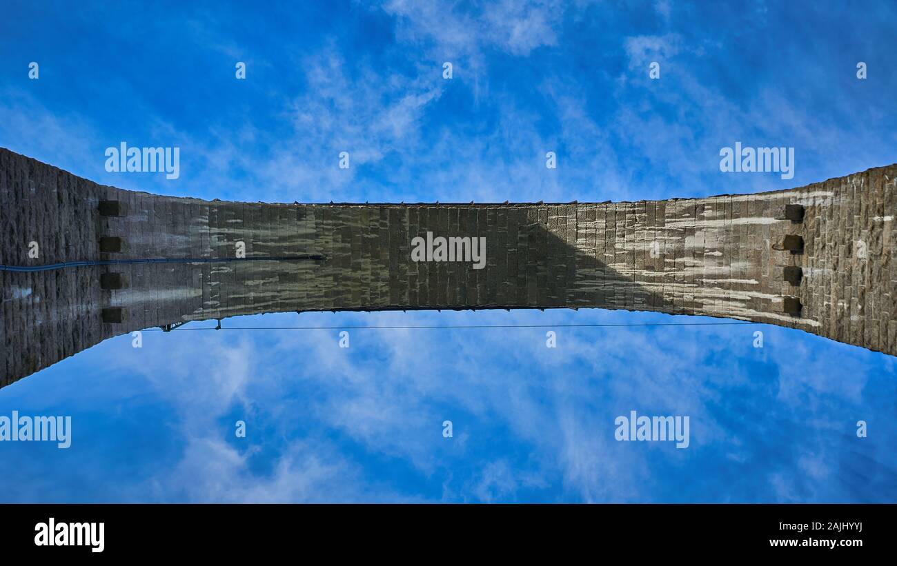 Abstrakter Schuss aus einzigartiger Perspektive, von der Unterseite des Ravennabrucke-Viadukts mit kontrastierendem blauem Himmel, im Herzen des Schwarzwalds. Stockfoto