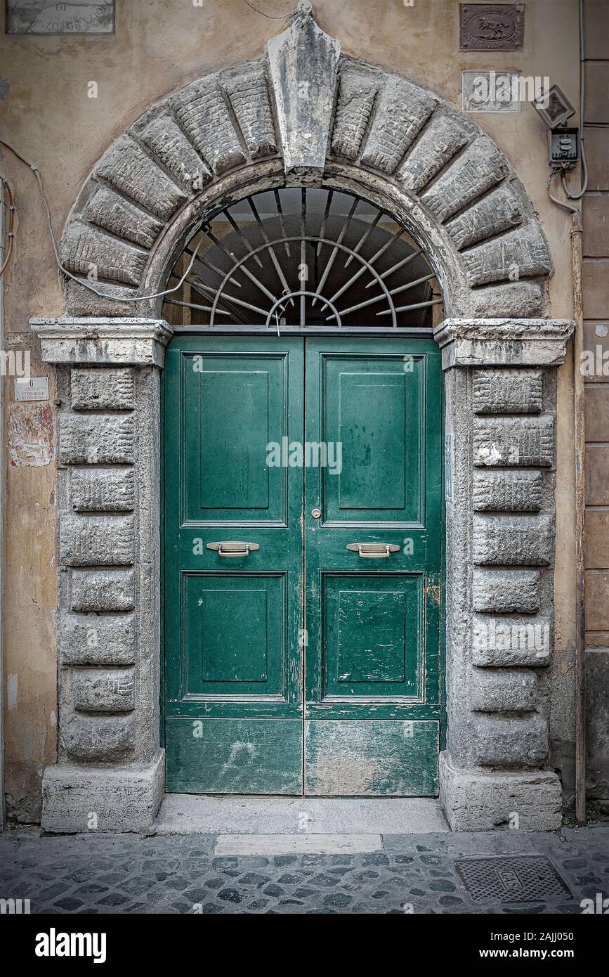 Eine typische alte Tür in der Mitte von Rom, Italien. Stockfoto